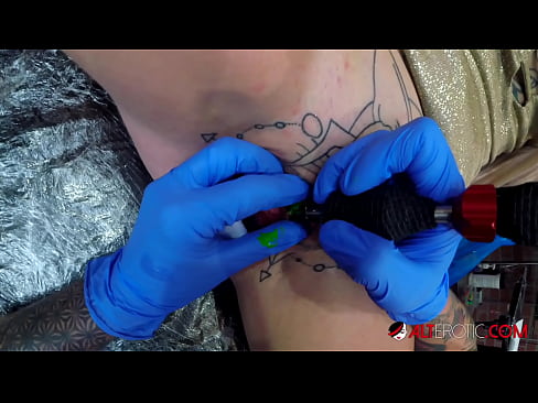 ❤️ Uiters getatoeëerde hottie Sully Savage het 'n tatoeëermerk op haar klitoris gekry ❤❌ Pornovideo op af.hentaivost.ru ❌️❤